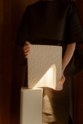 Luminária Brecha, Concreto. Por Caroline Strobel