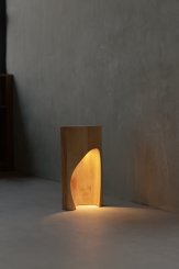 Luminária Brecha, Madeira. Por Caroline Strobel