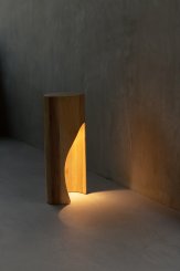 Luminária Brecha, Madeira. Por Caroline Strobel