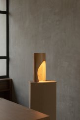 Luminária Brecha, Madeira. Por Caroline Strobel