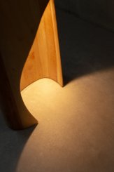 Luminária Brecha, Madeira. Por Caroline Strobel