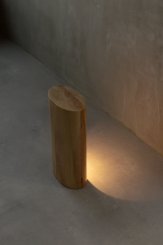 Luminária Brecha, Madeira. Por Caroline Strobel