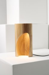 Luminária Brecha, Madeira. Por Caroline Strobel