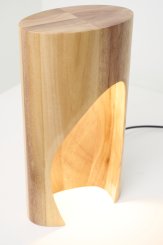 Luminária Brecha, Madeira. Por Caroline Strobel