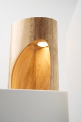 Luminária Brecha, Madeira. Por Caroline Strobel